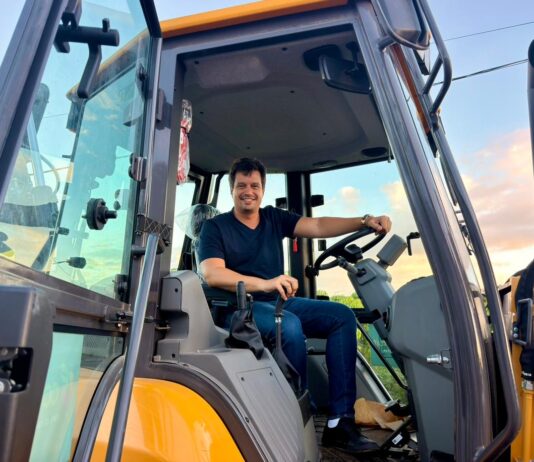 Recorde no campo: Lucas Ramos ultrapassa mais de 100 equipamentos pesados entregues e fortalece a agricultura familiar em Pernambuco.