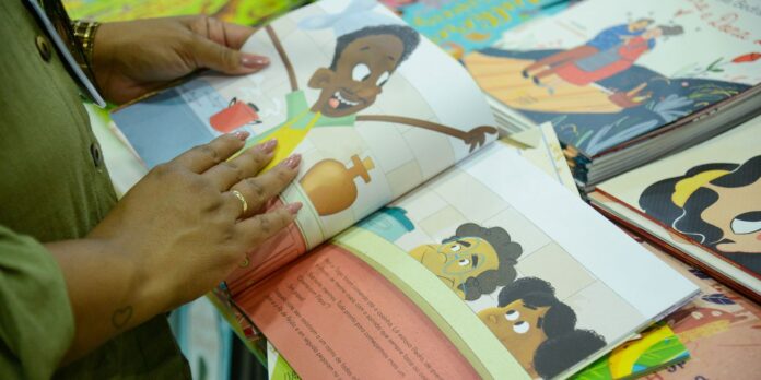 Bienal nas Escolas entra em clima de Copa para estimular Bienal nas Escolas entra em clima de Copa para estimular leitura no RJ