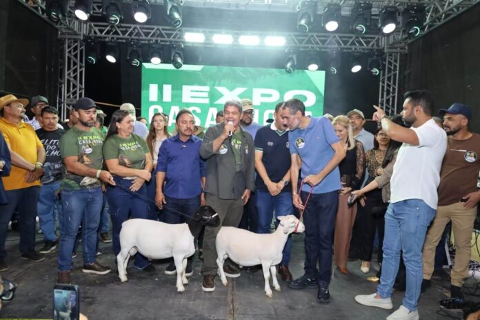 Pátio de eventos lotado marca 3 noite da II Expo Casa Inova e reforça força do desenvolvimento de Casa Nova