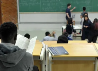 Instituições têm até 15 de junho para aderir ao Fies do 2º semestre Instituições têm até 15 de junho para aderir ao Fies do 2º semestre