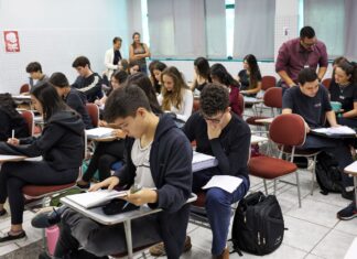 Alunos do Prouni podem solicitar bolsa permanência de R$ 700 por mês Alunos do Prouni podem solicitar bolsa permanência de R$ 700 por mês