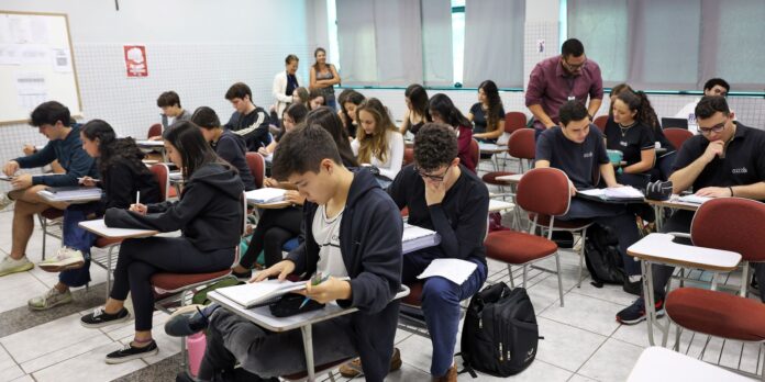 Alunos do Prouni podem solicitar bolsa permanência de R$ 700 Alunos do Prouni podem solicitar bolsa permanência de R$ 700 por mês